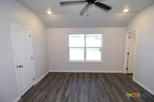 Building Photo - 134 Wind Ridge Dr