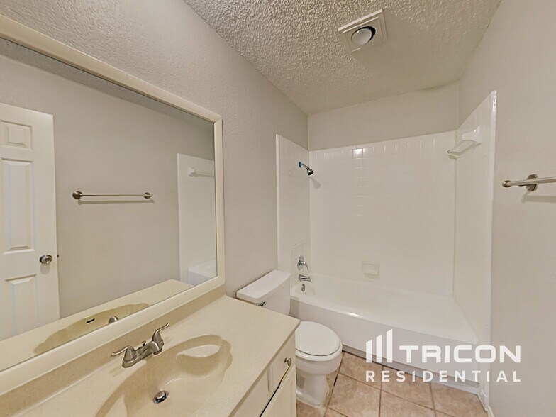 Building Photo - 537 Greenway Dr