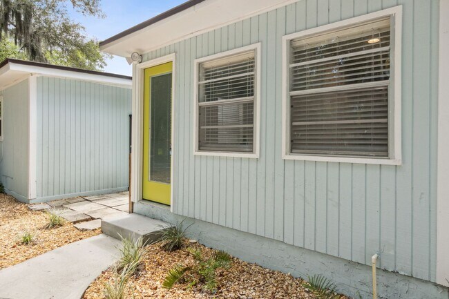 Building Photo - Small Duplex on Amelia Island
