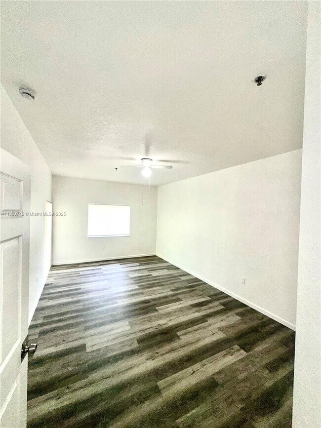 Building Photo - 2901 Riverside Dr