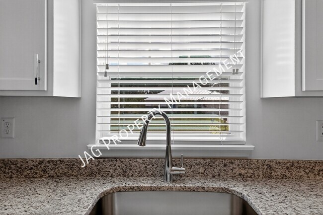 Building Photo - 615 Chaloupe St SE