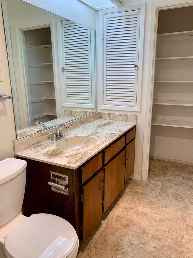 Building Photo - Lovely 2 Bedroom, 2 Bath Condo In The NE!