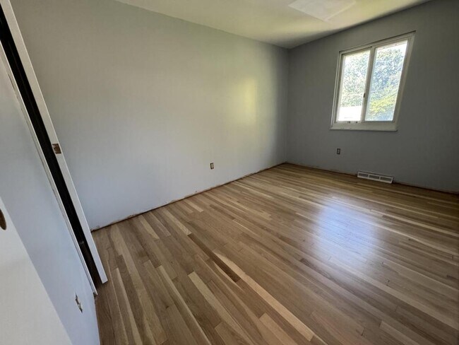 Building Photo - 111 Treeview Dr