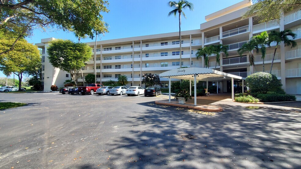 Building and parking - 3800 Oaks Clubhouse Dr