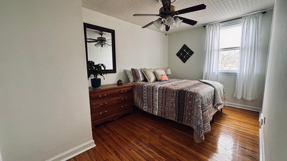 Bedroom with queen bed - 2353 2nd St