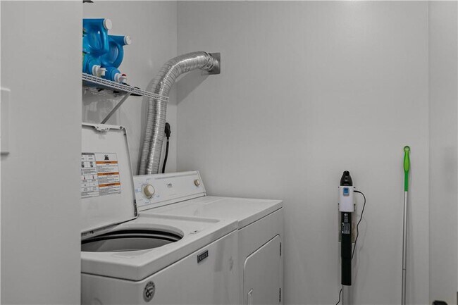 Building Photo - 12 Philips St