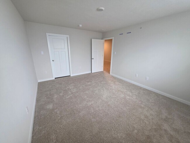 Building Photo - Luxury 4-Bedroom Townhome with Finished Walkout Basement & River Views