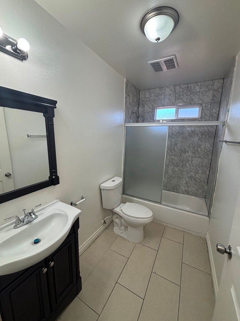 Building Photo - 156 E 67th St