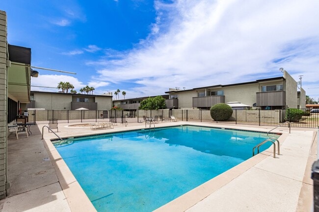 Building Photo - Phoenix apartment in ideal location!