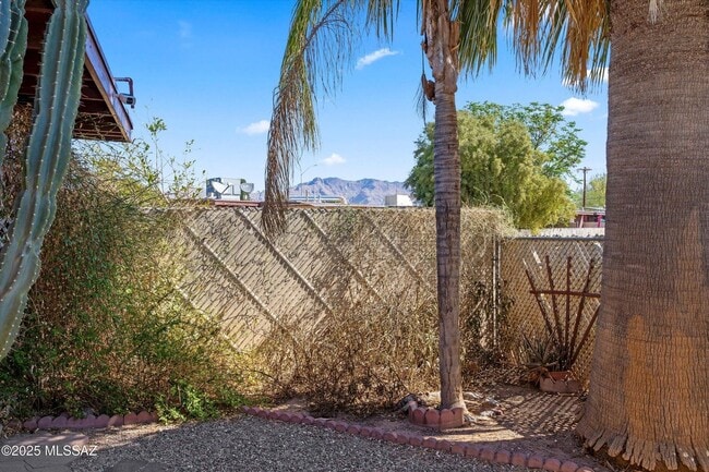 Building Photo - Move In Ready Unit! 1 Bed 1 Bath New Flooring!