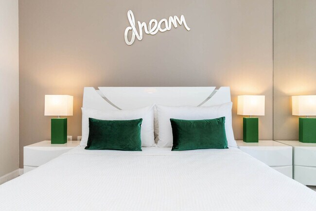 Building Photo - 485 Brickell Ave