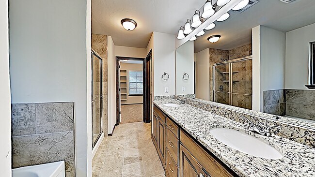 Building Photo - Beautiful 4 Bedroom Home in Mustang Schools!