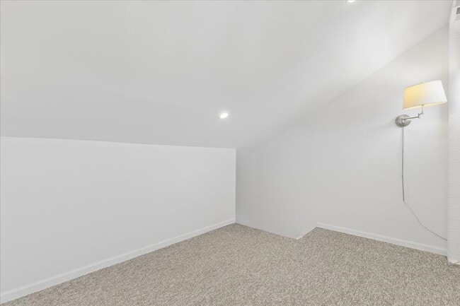 Building Photo - 1140 W Cornelia Ave