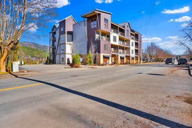 Building Photo - 834 Mc Kinley Ave W