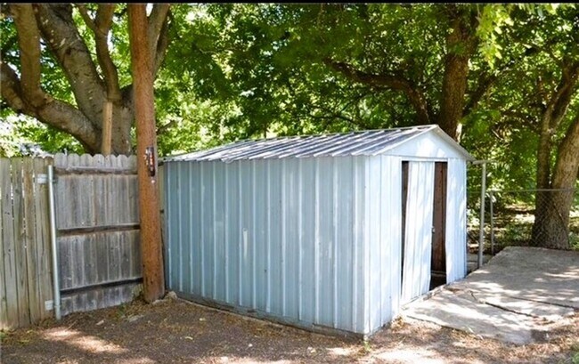 Building Photo - Spacious 4 Bed 2 Bath with Enclosed Patio ...