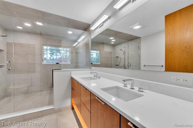 Building Photo - 5760 Snowshoe Cir