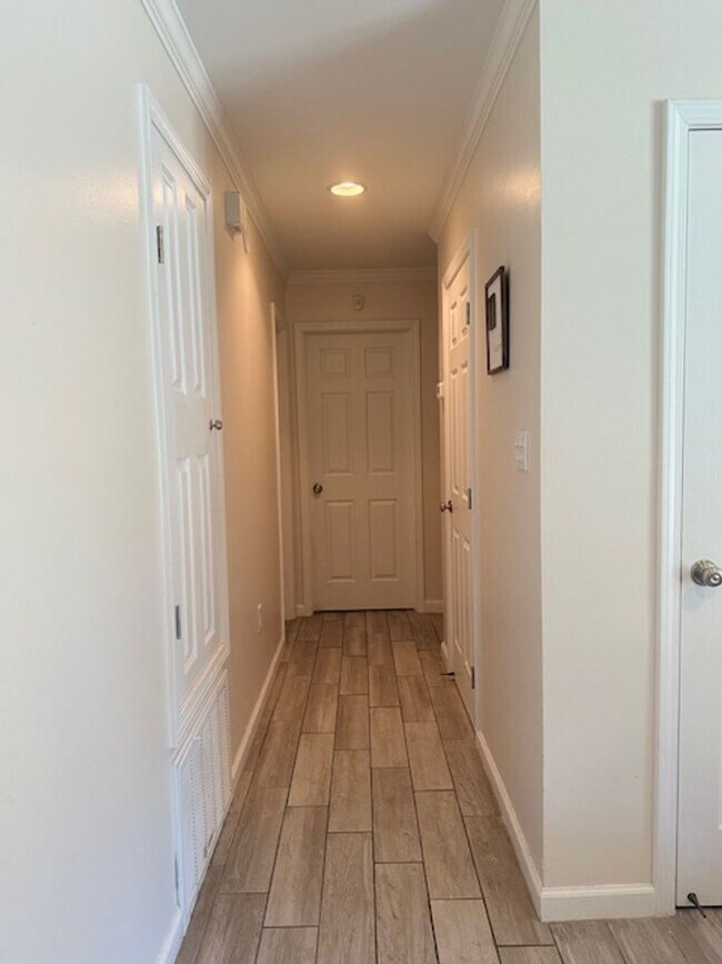 Building Photo - Charming Navarre Home on Nearly Half an Acre