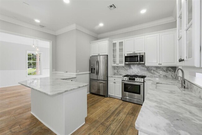 Building Photo - 815 Lake Evalyn Dr