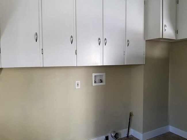 kitchen 3 with w/d hookups - 395 Maple St