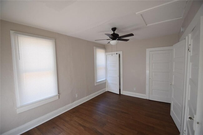 Building Photo - 906 Vistabula St