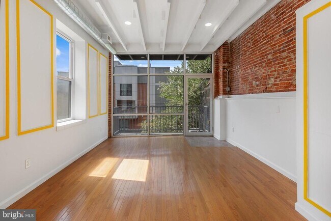 Building Photo - 1704 W Girard Ave