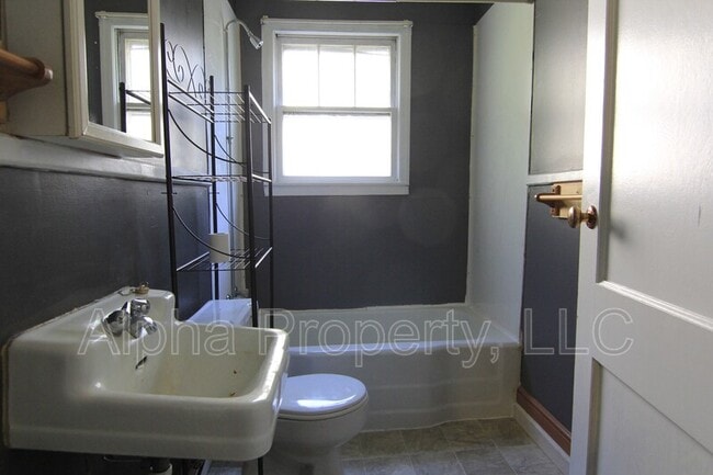 Building Photo - 301 Dupont Dr