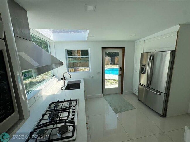 Building Photo - 327 Lancaster St