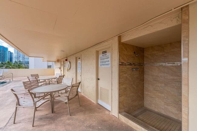 Building Photo - Kakaako Royal Court 2 Bedroom 2 Bathroom 1...