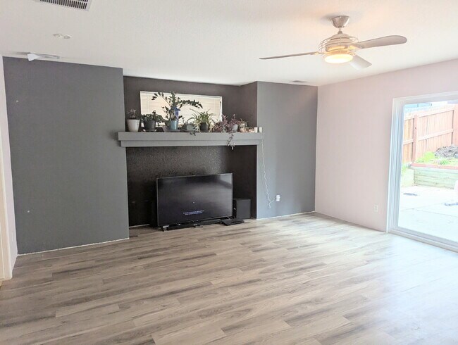 Building Photo - Gorgeous Denver Home - Real Granite Counte...