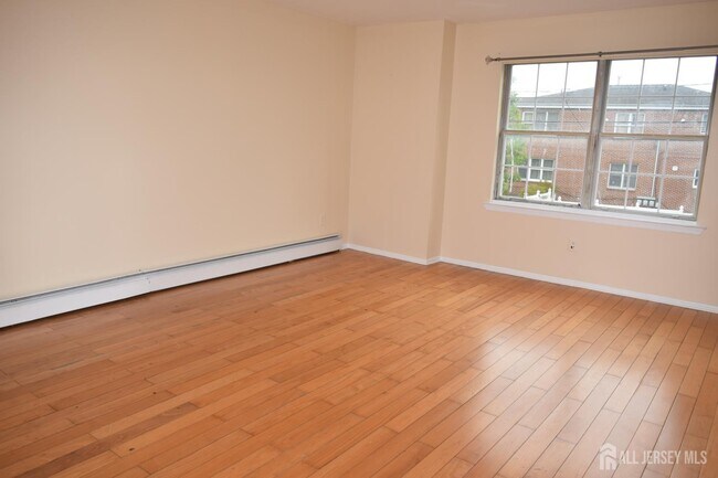 Building Photo - 31 Larch St