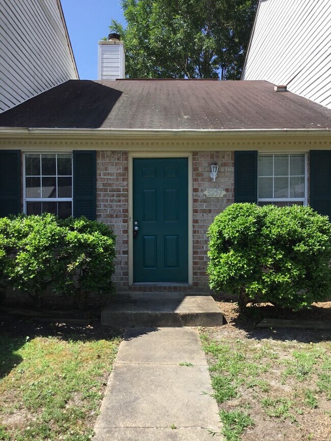 Building Photo - Adorable single-level townhouse