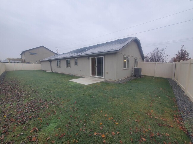 Building Photo - Kennewick Rambler with 3 Car Garage