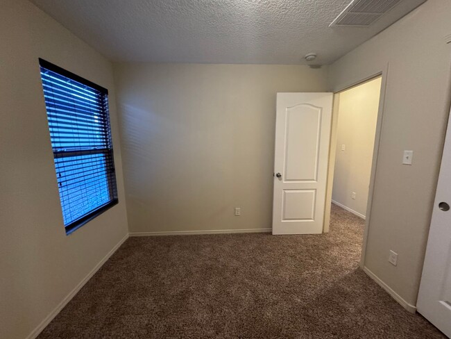 Building Photo - 3 bed 2 bath 1400 sq ft home