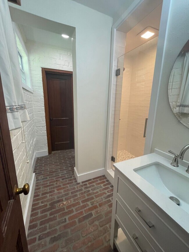 Building Photo - Stunning 3-Bedroom, 2-Bathroom Home with A...