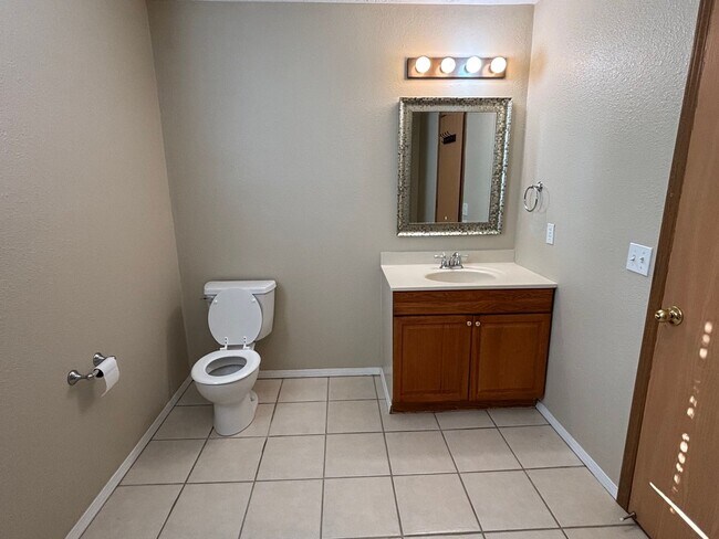 Building Photo - Gorgeous 3 Bed 2 Bath Home Available NOW!!!