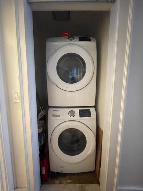 Laundry - 5231 12th Ave NE