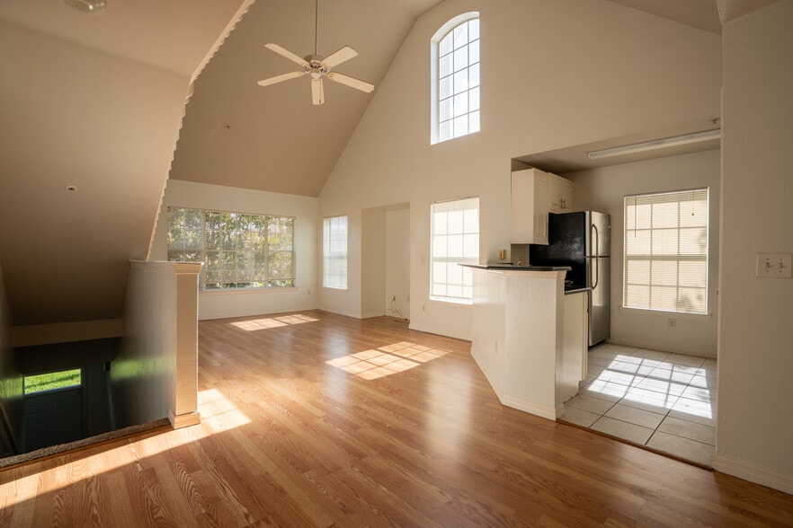 Building Photo - 9053 Lee Vista Blvd