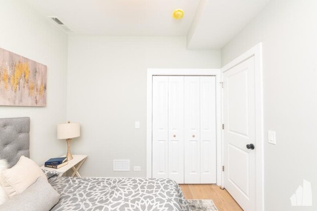 Building Photo - 3 bedroom in Chicago IL 60625