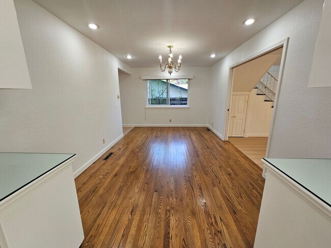 Building Photo - REGAL 4 Bed/3 Bath Home in FREMONT