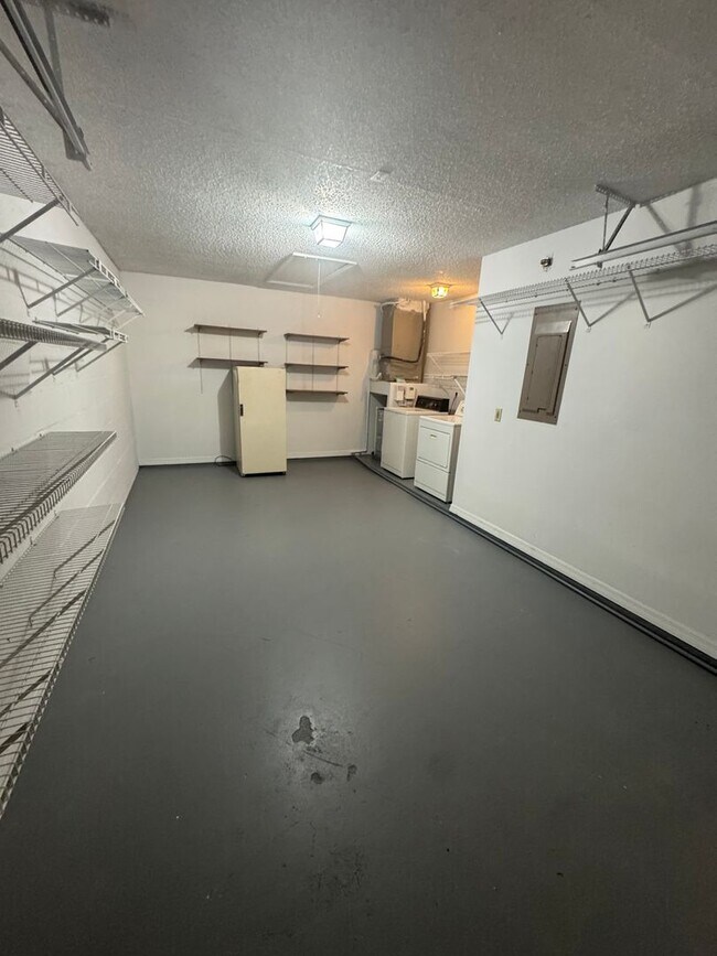 Building Photo - Spacious 3BR/2BA Home in Rainbow Acres – L...