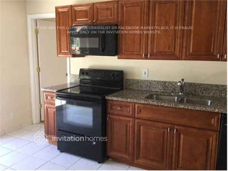 Building Photo - 6117 Blue Grass Cir