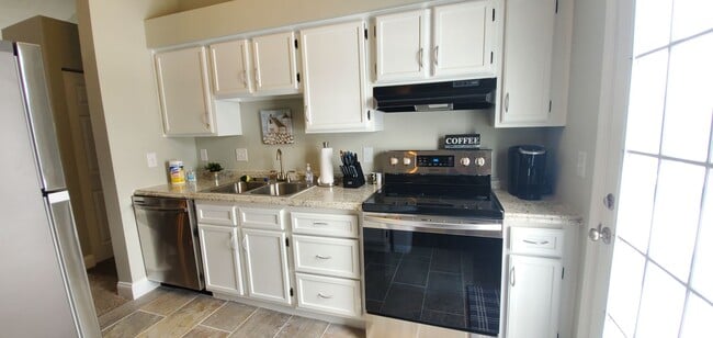 Building Photo - Fully Furnished Luxury Rental