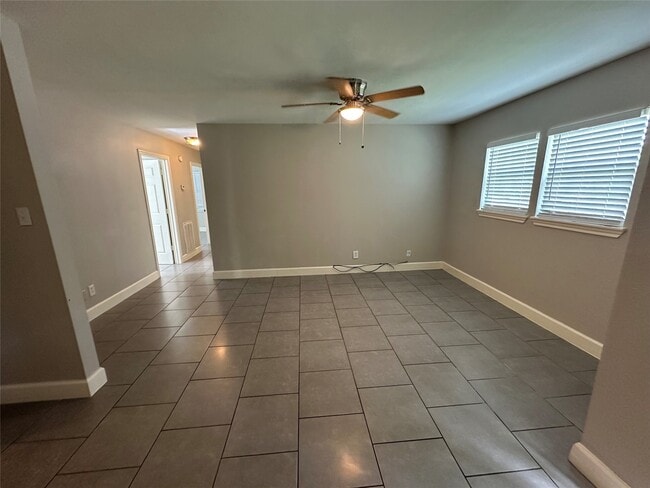 Building Photo - 9329 Chesterfield Dr