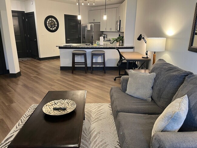 Primary Photo - 425 W 5th St