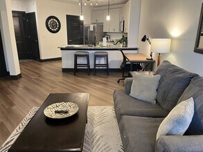 Building Photo - 425 W 5th St