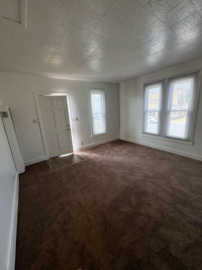 Building Photo - Studio Located Downtown Ventura, Close to the Beach!