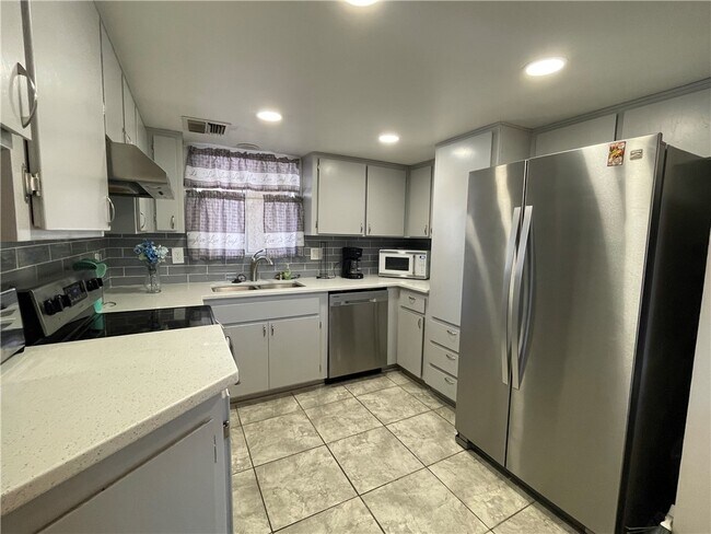 Building Photo - 2677 Country Club Dr