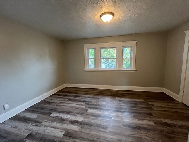 Building Photo - Three bedroom one bathroom home for rent