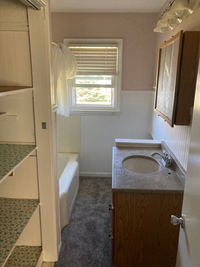 Building Photo - PRICE REDUCED! 2 Bedroom, 1 bath located i...