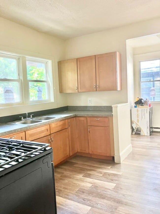 Building Photo - College Rental